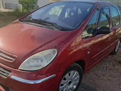 Usado Citroën Xsara Picasso Exclusive 110 CV (80 kW) 2005 Granate Monovolumen