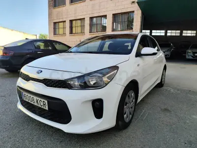Usado Kia Rio Plus 84 CV (61 kW) 2018 Blanco Berlina