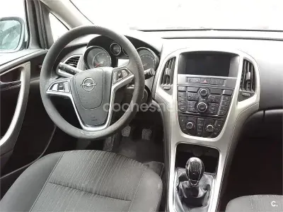 Usado Opel Astra Sport 110 CV (80 kW) 2011 Blanco Familiar