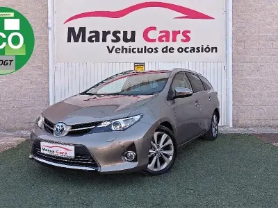 Usado Toyota Auris Hybrid Advance 136 CV (100 kW) 2015 Gris / plata Familiar