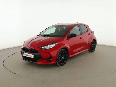 Usado Toyota Yaris Style 116 CV (85 kW) 2023 Rojo Utilitario