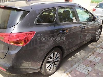 Usado Kia Ceed Sportswagon 120 CV (88 kW) 2018 Gris / plata Familiar