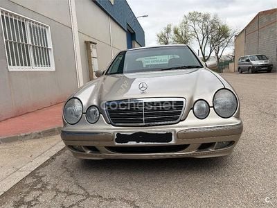 Usado Mercedes E240 Elegance 170 CV (125 kW) 1999 Beige Berlina