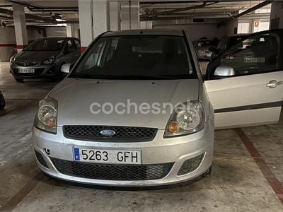 Usado Ford Fiesta Futura 80 CV (58 kW) 2008 Gris / plata Berlina
