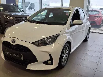 Usado Toyota Yaris Hybrid Active 116 CV (85 kW) 2022 Blanco Berlina