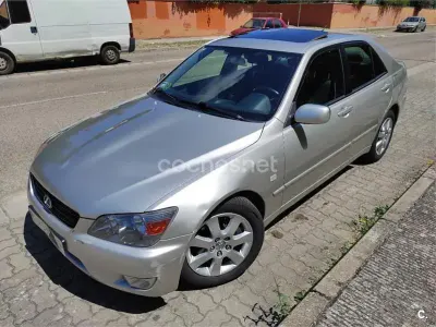 Usado Lexus IS200 155 CV (114 kW) 2003 Gris / plata Berlina