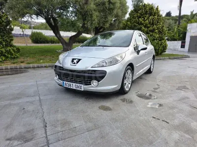 Usado Peugeot 207 90 HP (66 kW) 2008 Cinzento Sedan