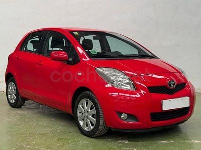 Usado Toyota Yaris Connect Style 101 CV (74 kW) 2011 Rojo Utilitario