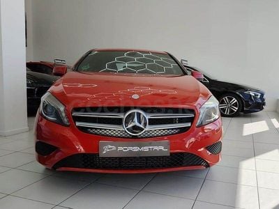 Begagnad Mercedes A180 Urban 109 HK (80 kW) 2015 Röd Sedan