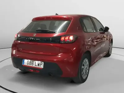 Usado Peugeot 208 Active 100 CV (73 kW) 2022 Rojo Utilitario