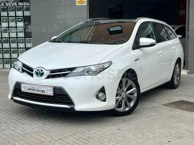 Usado Toyota Auris Hybrid Advance 136 CV (100 kW) 2015 Blanco Familiar