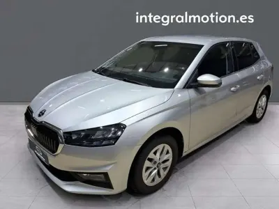 Usado Skoda Fabia Selection 95 CV (69 kW) 2025 Blanco Utilitario