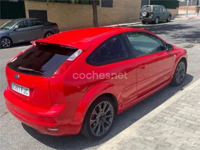 Usado Ford Focus S 136 CV (100 kW) 2006 Rojo Berlina
