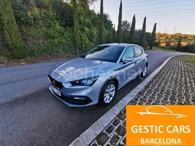 Usado Seat Leon Reference 110 CV (80 kW) 2021 Gris / plata Berlina