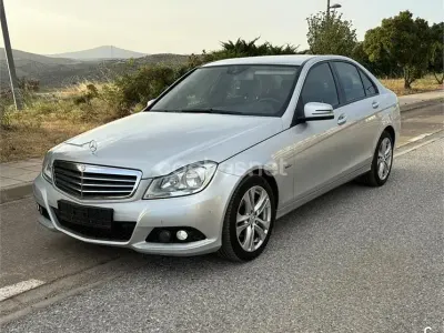 Usado Mercedes C180 120 CV (88 kW) 2011 Gris / plata Berlina