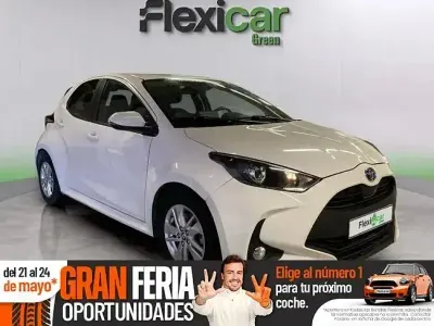 Usado Toyota Yaris Hybrid Business Edition 116 CV (85 kW) 2022 Blanco