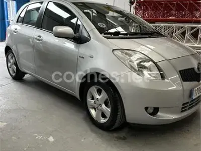 Begagnad Toyota Yaris 90 HK (66 kW) 2008 Grå Halvkombi