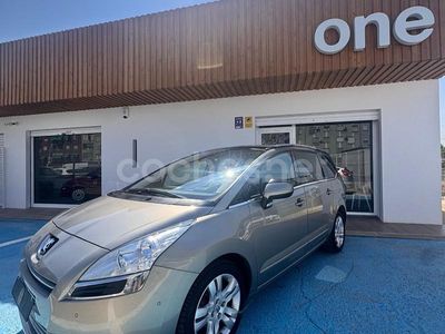 Gris / plata Usado 2013 Peugeot 5008 Active Monovolumen | 7900 € (Precio justo)