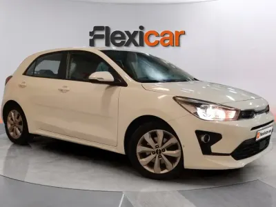 Usado Kia Rio 101 CV (74 kW) 2023 Blanco Berlina