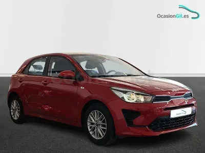 Usado Kia Rio 100 CV (73 kW) 2022 Rojo Berlina