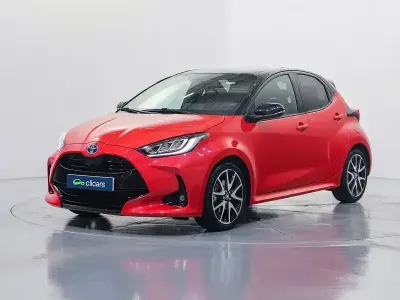 Usado Toyota Yaris Plus 75 CV (55 kW) 2021 Rojo Utilitario