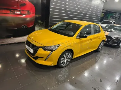Usado Peugeot 208 Active 100 CV (73 kW) 2023 Amarillo Utilitario