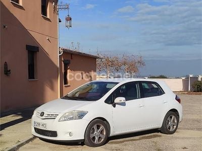 Usado Toyota Auris Active 126 CV (92 kW) 2012 Blanco Berlina