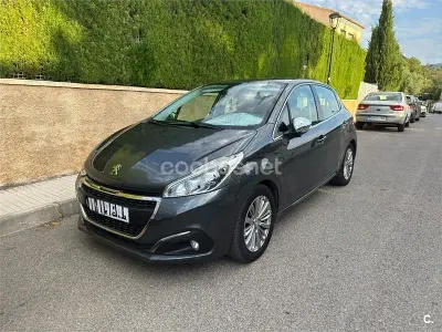 Usado Peugeot 208 Allure 82 CV (60 kW) 2017 Gris / plata Utilitario