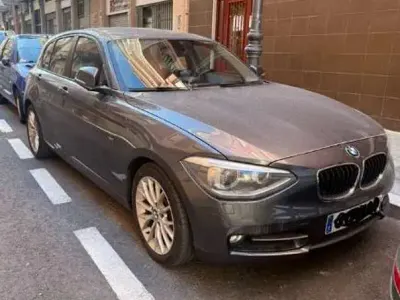 Usado BMW 118 Sport Line 143 CV (105 kW) 2012 Gris Utilitario