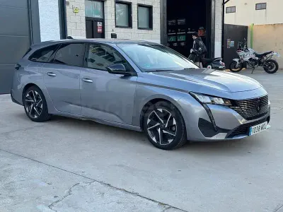 Usado Peugeot 308 SW Allure 130 CV (95 kW) 2022 Gris / plata Familiar