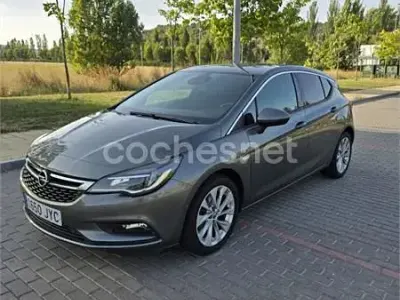 Usado Opel Astra Excellence 136 CV (100 kW) 2017 Gris / plata Berlina