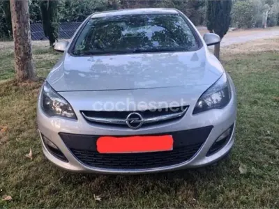 Usado Opel Astra Selective 165 CV (121 kW) 2015 Gris / plata Berlina