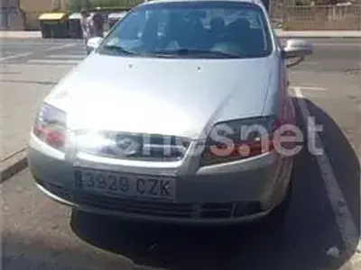 Usado Chevrolet Kalos 94 CV (69 kW) 2004 Gris / plata Berlina