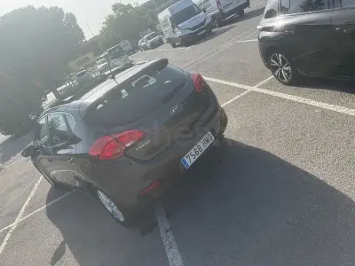 Usado Kia Ceed GT 90 CV (66 kW) 2012 Gris / plata Berlina