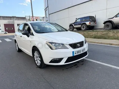 Usado Seat Ibiza Reference 90 CV (66 kW) 2014 Blanco Berlina
