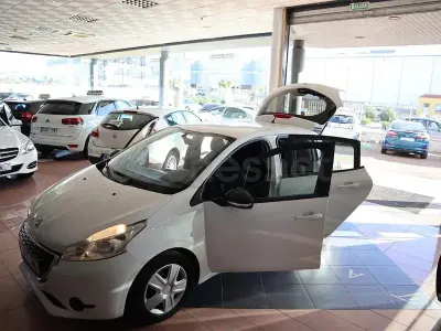 Usado Peugeot 208 Access 75 CV (55 kW) 2016 Blanco Utilitario