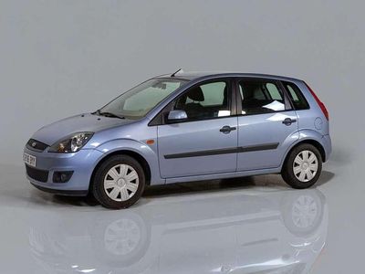 Usado Ford Fiesta 80 CV (58 kW) 2006 Azul Utilitario