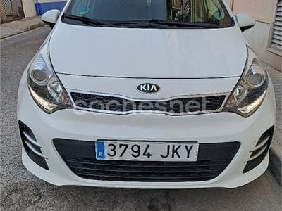 Usado Kia Rio 75 CV (55 kW) 2015 Blanco Berlina