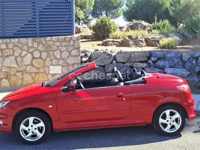 Usado Peugeot 206 CC 110 CV (80 kW) 2005 Rojo Descapotable