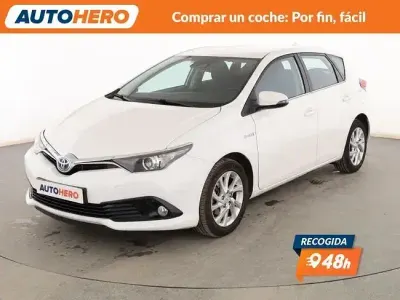 Usado Toyota Auris Hybrid Active 136 CV (100 kW) 2017 Blanco Berlina