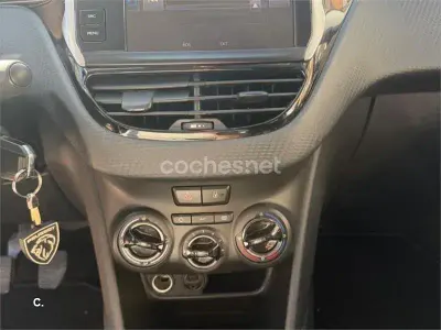 Usado Peugeot 208 Style 100 CV (73 kW) 2016 Gris / plata Utilitario