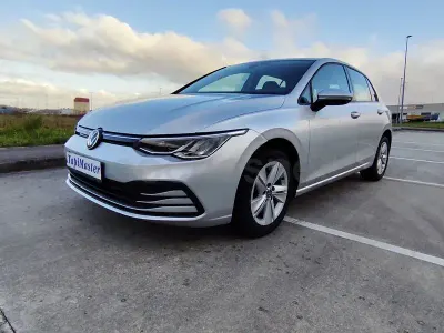 Usado VW Golf VIII Life 115 CV (84 kW) 2022 Gris / plata Berlina
