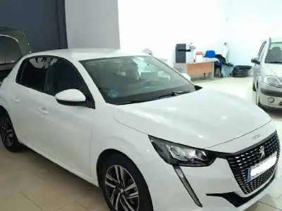 Usado Peugeot 208 Allure 100 CV (73 kW) 2021 Blanco Utilitario