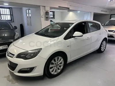 Usado Opel Astra Selective 110 CV (80 kW) 2013 Blanco Berlina