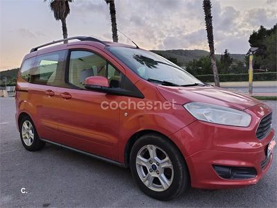 Usado Ford Tourneo Courier Trend 100 CV (73 kW) 2014 Rojo Monovolumen