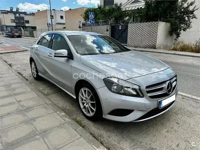 Usado Mercedes A180 Urban 122 CV (89 kW) 2015 Gris / plata Utilitario