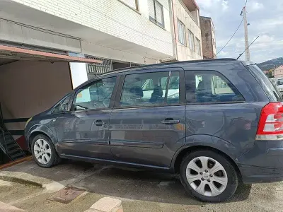 Usado Opel Zafira Enjoy 100 CV (73 kW) 2008 Gris / plata Monovolumen
