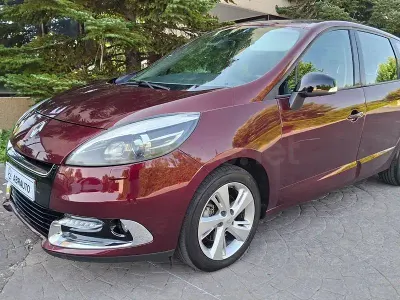 Usado Renault Scénic III Dynamique 130 CV (95 kW) 2012 Granate Monovolumen