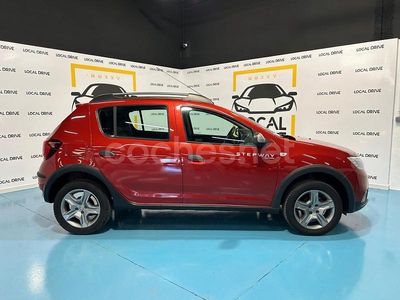 Usado Dacia Sandero Comfort 90 CV (66 kW) 2018 Granate Berlina
