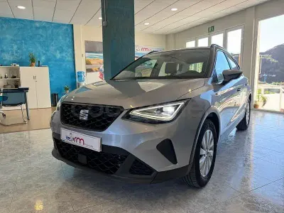 Usado Seat Arona Style 110 CV (80 kW) 2023 Gris / plata SUV